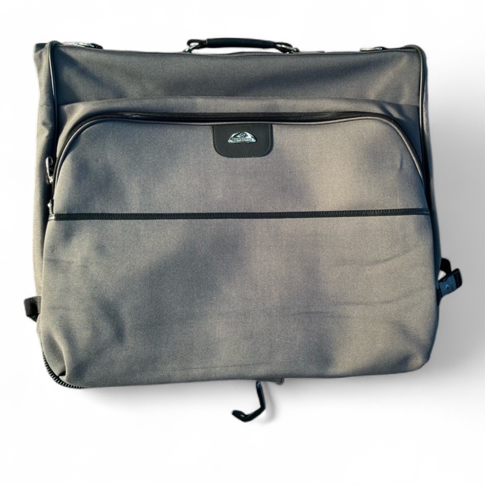 🎉✨ NWOT- Samsonite Charcoal and Black Garment Carry On Vacation Travel Bag